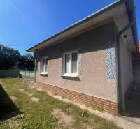 ☎️    0918 846 340    Rodinný dom okamžite obývateľný. - Rodinný dom v Lúči na Ostrove, jednoduchá fasáda a zelený trávnik.