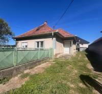 ☎️    0918 846 340    Rodinný dom okamžite obývateľný. - Rodinný dom v Lúči na Ostrove s červenou strechou a zelenou bránou.