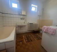 ☎️    0918 846 340    Rodinný dom okamžite obývateľný. - Kúpeľňa v rodinnom dome s vaňou, umývadlom a práčkou, dlažba s dreveným dekorom.