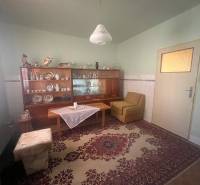 ☎️    0918 846 340    Rodinný dom okamžite obývateľný. - Obývacia izba v Rodinnom dome s vitrínou, kobercom a pohodlným kreslom.