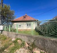 ☎️    0918 846 340    Rodinný dom okamžite obývateľný. - Rodinný dom v Lúči na Ostrove s červenou strechou a zeleným plotom z kovu.