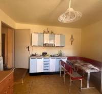 ☎️    0918 846 340    Rodinný dom okamžite obývateľný. - Kuchyňa v rodinnom dome s podlahou s dreveným dekorom a jedálenským kútom.