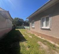 ☎️    0918 846 340    Rodinný dom okamžite obývateľný. - Rodinný dom v Lúč na Ostrove so slnečnou záhradou a zelenou trávou.