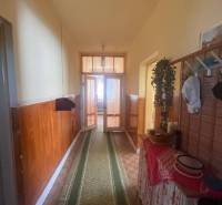 ☎️    0918 846 340    Rodinný dom okamžite obývateľný. - Dlhá chodba v rodinnom dome s behúňom a dreveným dekorom na stenách.