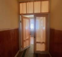 ☎️    0918 846 340    Rodinný dom okamžite obývateľný. - Chodba v rodinnom dome s dvojkrídlovými dverami a textilným závesom nad nimi.