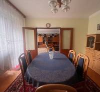 ☎️ 0918 846 340       Výrazne znížená cena len 210 000 eu. Dvojgenerač - Jedáleň v rodinnom dome s dreveným dekorom a prestretým stolom.