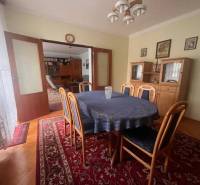 ☎️ 0918 846 340       Výrazne znížená cena len 210 000 eu. Dvojgenerač - Jedálenský stôl s modrým obrusom, stoličky, skrinky a koberce v rodinnom dome.