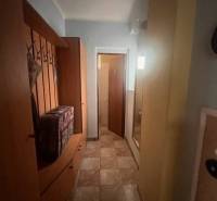 ☎️ 0918 846 340       Výrazne znížená cena len 210 000 eu. Dvojgenerač - Úzka chodba v rodinnom dome s vešiakom, zrkadlom a obkladom na stene.