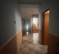 ☎️ 0918 846 340       Výrazne znížená cena len 210 000 eu. Dvojgenerač - Chodba v rodinnom dome s dlažbou, vedie k schodisku a vchodovým dverám.