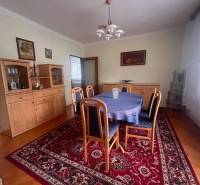 ☎️ 0918 846 340       Výrazne znížená cena len 210 000 eu. Dvojgenerač - Jedáleň v rodinnom dome s kobercami, podlahou s dreveným dekorom a dreveným nábytkom.