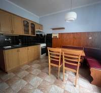 ☎️ 0918 846 340       Výrazne znížená cena len 210 000 eu. Dvojgenerač - Kuchyňa v rodinnom dome s jedálenským kútom, dreveným obložením a svetlým nábytkom.