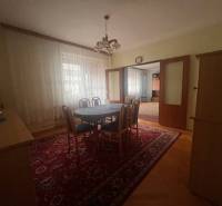 ☎️ 0918 846 340       Výrazne znížená cena len 210 000 eu. Dvojgenerač - Jídelna v rodinném domě s kulatým stolem, židlemi a perským kobercem.