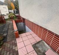 ☎️ 0918 846 340       Výrazne znížená cena len 210 000 eu. Dvojgenerač - Vchod do suterénu rodinného domu v Dunajskej Strede s červenými tehlovými obkladmi.