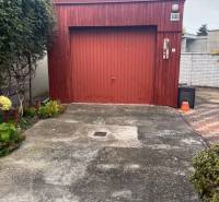 ☎️ 0918 846 340       Výrazne znížená cena len 210 000 eu. Dvojgenerač - Červená drevená garáž pri rodinnom dome v Dunajskej Strede s betónovou príjazdovou cestou.