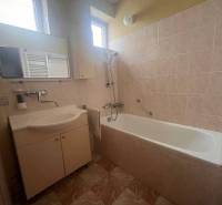 ☎️ 0918 846 340       Výrazne znížená cena len 210 000 eu. Dvojgenerač - Kúpeľňa v rodinnom dome s vaňou, umývadlom, zrkadlom a svetlou dlažbou.