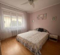 ☎️ 0918 846 340       Výrazne znížená cena len 210 000 eu. Dvojgenerač - Spálňa v rodinnom dome s manželskou posteľou, podlahou s dreveným dekorom a závesmi.