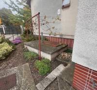 ☎️ 0918 846 340       Výrazne znížená cena len 210 000 eu. Dvojgenerač - Rodinný dom v Dunajskej Strede so záhradou, okrasnými rastlinami a vonkajším chodníkom.