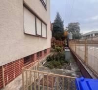 ☎️ 0918 846 340       Výrazne znížená cena len 210 000 eu. Dvojgenerač - Rodinný dom v Dunajskej Strede s oploteným exteriérom, betónovým chodníkom a zeleňou.