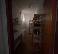 ☎️ 0918 846 340       Výrazne znížená cena len 210 000 eu. Dvojgenerač - Úzka špajza v rodinnom dome s policami a kuchynským riadom.