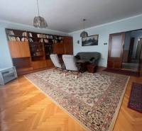 ☎️ 0918 846 340       Výrazne znížená cena len 210 000 eu. Dvojgenerač - Obývacia izba v rodinnom dome s podlahou s dreveným dekorom a veľkým koberecom.