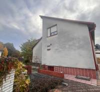 ☎️ 0918 846 340       Výrazne znížená cena len 210 000 eu. Dvojgenerač - Rodinný dom v Dunajskej Strede s bielou fasádou, šikmou strechou a upravenou záhradou.