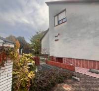 ☎️ 0918 846 340       Výrazne znížená cena len 210 000 eu. Dvojgenerač - Rodinný dom v Dunajskej Strede s tehlovým obkladom a upraveným dvorom plným zelene.