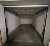 Garáž na prenájom. - Prázdna garáž s betónovou podlahou v Dunajskej Strede na Galantskej ulici.