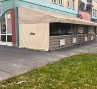 Znížená cena!!!!   Obchodný priestor na predaj. - Exteriér obchodných priestorov v Dunajskej Strede so zakrytou terasou vedľa trávnika.