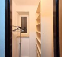 ☎️   0918 846 340           Byt v centre mesta na Jesenského ulici. - Úložný priestor s policami a vešiakom v 1-izbovom byte.