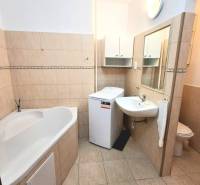 ☎️   0918 846 340           Byt v centre mesta na Jesenského ulici. - Kúpeľňa v 1-izbovom byte s vaňou, práčkou a toaletou.