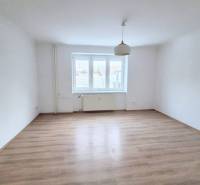 ☎️   0918 846 340           Byt v centre mesta na Jesenského ulici. - Priestranná izba s podlahou s dreveným dekorom v 1-izbovom byte, okno a svetlo.