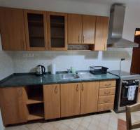 ☎️   0918 846 340           Byt v centre mesta na Jesenského ulici. - Kuchyňa v 1-izbovom byte s dreveným dekorom a kachličkami.