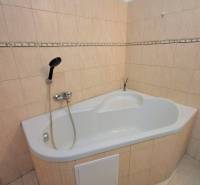 ☎️   0918 846 340           Byt v centre mesta na Jesenského ulici. - Rohová vaňa s béžovými obkladačkami v 1-izbovom byte, neutrálny dizajn.