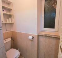 ☎️   0918 846 340           Byt v centre mesta na Jesenského ulici. - Kúpeľňa v 1-izbovom byte s toaletou, poličkami a oknom s matovaným sklom.