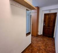 ☎️   0918 846 340           Byt v centre mesta na Jesenského ulici. - Chodba v 1-izbovom byte s vešiakovou stenou a dlažbou v teplých tónoch.