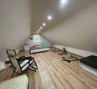 Odstúpenie nájomnej zmluvy - rekreačná chata v obci Bodíky!!! Cena  84 - Podkrovná izba s posteľou, kreslom a drevenou podlahou pri chate na ulici Bodíky.