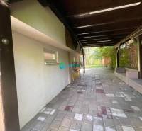 Odstúpenie nájomnej zmluvy - rekreačná chata v obci Bodíky!!! Cena  84 - Vonkajšia terasa s dlažbou, posedenie a zeleň, na ulici Bodíky za chatou.