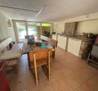 Odstúpenie nájomnej zmluvy - rekreačná chata v obci Bodíky!!! Cena  84 - Jedáleň na ulici Bodíky s dreveným stolom, lavicami a kuchynkou pri chate.