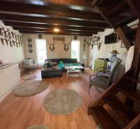 Odstúpenie nájomnej zmluvy - rekreačná chata v obci Bodíky!!! Cena  84 - Interiér chaty na ulici Bodíky so schodiskom, pohovkou a dekorom z parožia.