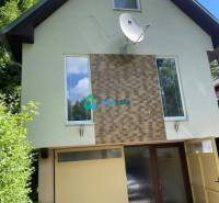 Odstúpenie nájomnej zmluvy - rekreačná chata v obci Bodíky!!! Cena  84 - Zobrazená je budova s anténou, veľkými oknami, zeleným okolím a vstupom do domu.