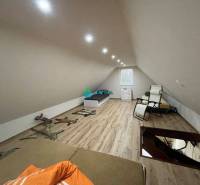 Odstúpenie nájomnej zmluvy - rekreačná chata v obci Bodíky!!! Cena  84 - Podkrovná izba s kreslom, posteľou a drevenou podlahou, na ulici Bodíky pri chate.