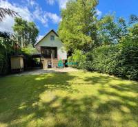 Odstúpenie nájomnej zmluvy - rekreačná chata v obci Bodíky!!! Cena  84 - Na ulici Bodíky chata obklopená zeleňou s udržiavaným trávnikom a stromami.