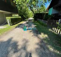 Odstúpenie nájomnej zmluvy - rekreačná chata v obci Bodíky!!! Cena  84 - Úzka spevnená cesta obklopená zeleňou, stromami, obydlia na ulici Bodíky, smer chaty.