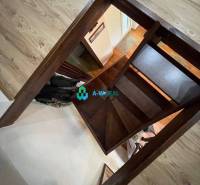 Odstúpenie nájomnej zmluvy - rekreačná chata v obci Bodíky!!! Cena  84 - Drevené schody vedú z podkrovia chaty na ulici Bodíky s drevenou podlahou.