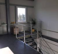 Kancelárský priestor 37,5 m2 na prenájom oproti OD TESCO v Dunajskej S - Na ulici Hlavná, blízko kancelárie, sa nachádza svetlá chodba so schodiskom.