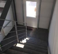 Kancelárský priestor 37,5 m2 na prenájom oproti OD TESCO v Dunajskej S - Schodisko so zábradlím, vedúce k preskleným dverám, na ulici Hlavná a Kancelárie.