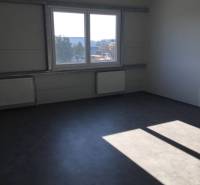 Kancelárský priestor 37,5 m2 na prenájom oproti OD TESCO v Dunajskej S - Prázdna miestnosť s oknom a radiátormi, slnečné svetlo na podlahe. Hlavná kancelárie.