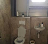 Kancelárský priestor 37,5 m2 na prenájom oproti OD TESCO v Dunajskej S - Na obrázku je kúpeľňa s toaletou, umývadlom a malým košom v kancelárii.