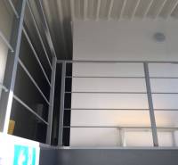 Kancelárský priestor 37,5 m2 na prenájom oproti OD TESCO v Dunajskej S - Kovové zábradlie v kancelárii na ulici Hlavná s bielymi stenami a svetlom.