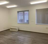 Skvelá ponuka!!! Prenájom nebytového priestoru na podnikateľské účely  - Biela miestnosť s podlahou s dreveným dekorom a vertikálnymi žalúziami.